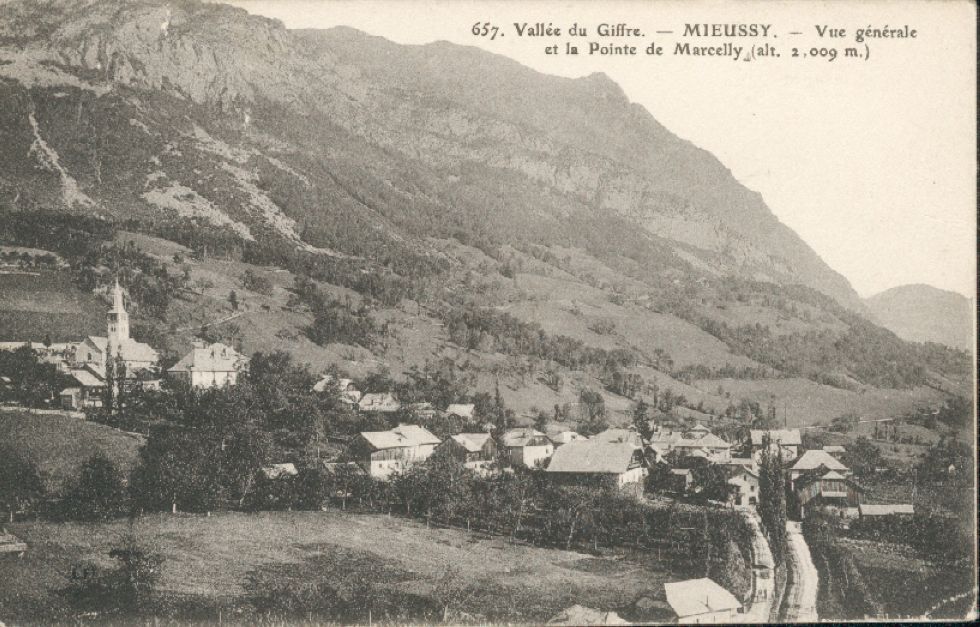 Mieussy et la pointe de Marcelly