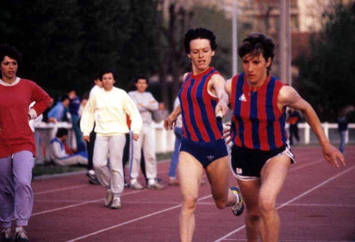 Agnès Sergent passe le relais à Martine Laurent, sous le 
    regard de Fabienne Pézerat et Gérard Bialek. Caluire, 1984