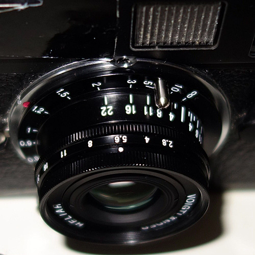 Heliar 40/2.8 aspherical sans pare-soleil ni filtre.