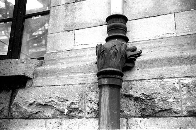 Leica iiiF, VC Heliar 40/2.8, 1/100 f/4.0, film Kodak TMX (TMax 100).