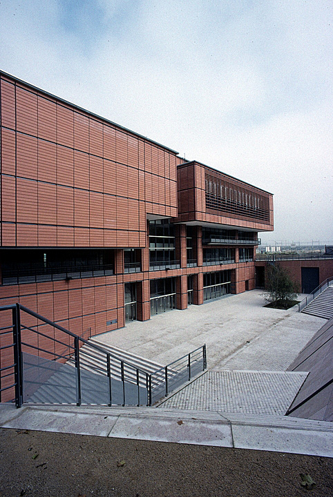 Cité internationale de Lyon, par Renzo Piano, objectif 17mm Tamron Adaptall SP w:482, h:720 Cité internationale de Lyon, par Renzo Piano, objectif 17mm Tamron Adaptall SP