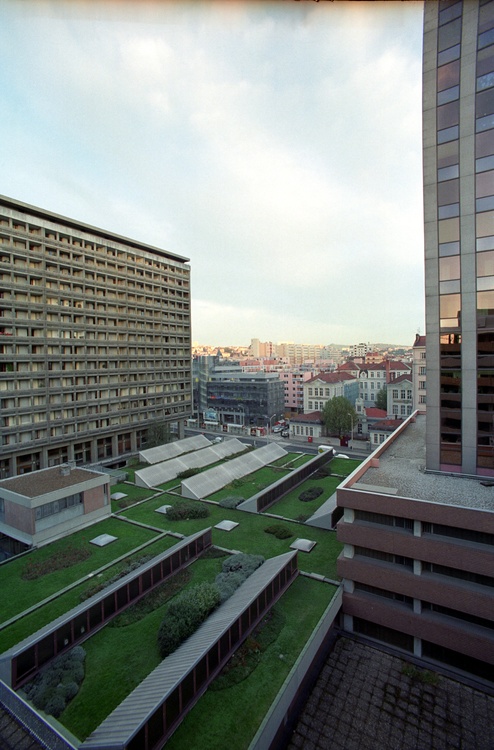Lyon, début 1994. À gauche immeuble Moncey-Nord, œuvre de Marcel Gut, Jean Sillan et Jean Zumbrunnen, architectes (1965). À droite tour UAP (1972-2013) remplacée en 2015 par la tour Incity. Entre les deux les Halles (arch. Tony Desjardin, 1971) dites Paul Bocuse depuis 2006 | w:494, h:750 Lyon, début 1994. À gauche immeuble Moncey-Nord, œuvre de Marcel Gut, Jean Sillan et Jean Zumbrunnen, architectes (1965). À droite tour UAP (1972-2013) remplacée en 2015 par la tour Incity. Entre les deux les Halles (arch. Tony Desjardin, 1971) dites Paul Bocuse depuis 2006