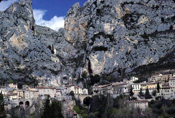 Moustier-Sainte-Marie,, objectif 90mm macro w:700, h:472 Moustier-Sainte-Marie,, objectif 90mm macro