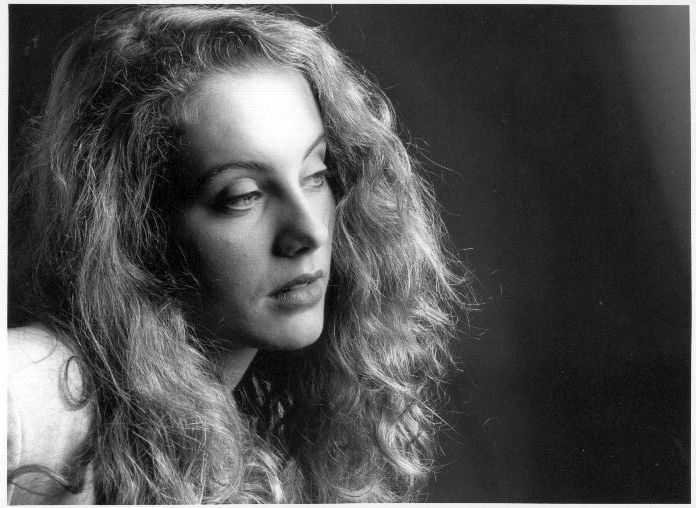 Lola Olivera Salipur, portrait en gros-plan, 90mm | w:696, h:508 Lola Olivera Salipur, portrait en gros-plan, objectif 90mm macro